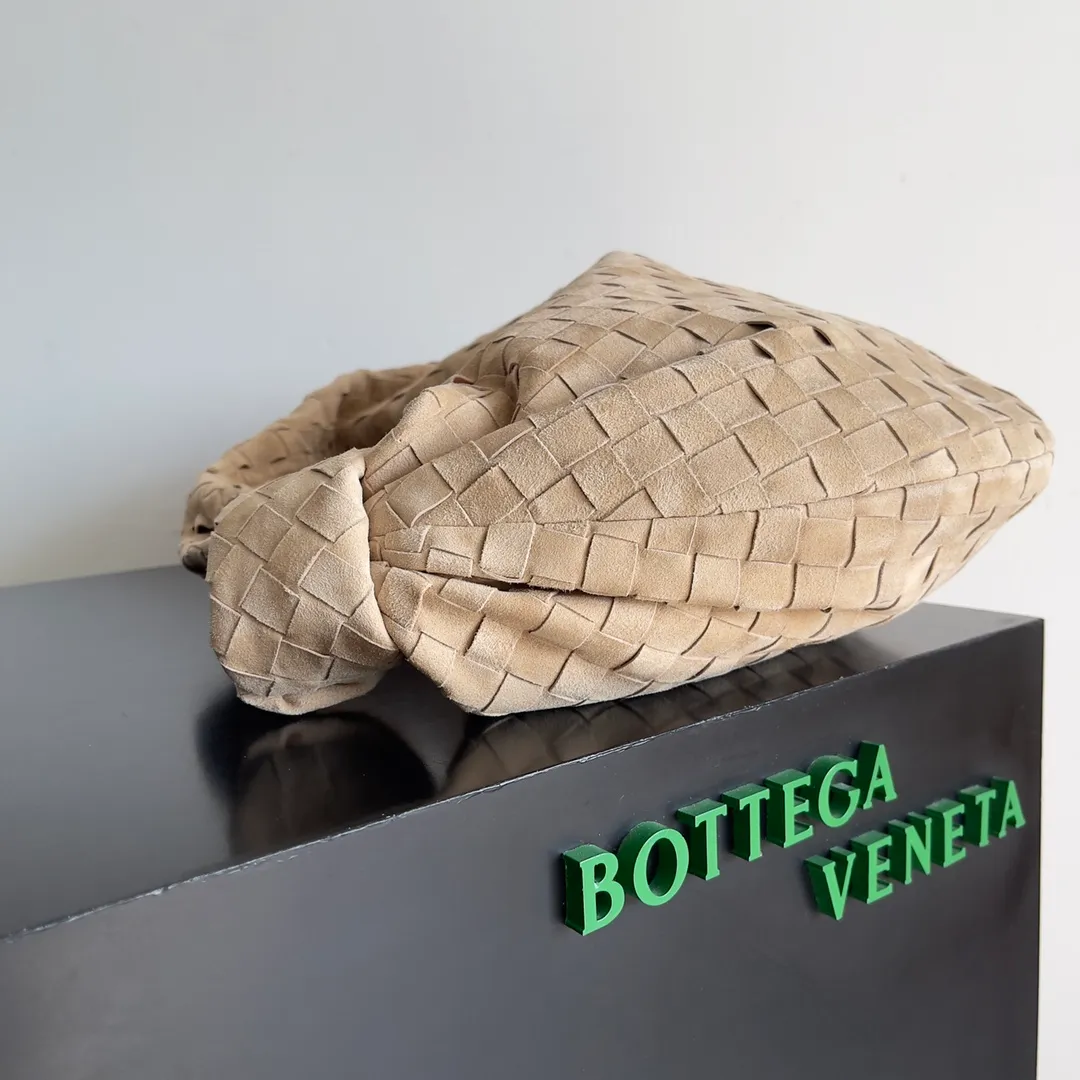 Batch 1960 #BV 𝗝𝗢𝗗𝗜𝗘# Street style’s new favorite fashionable large size 𝙟𝙤𝙙𝙞𝙚 It’s coming, it’s coming, it’s really coming! I have always thought that knitted BV is old-fashioned, until I met it - 𝙟𝙤𝙙𝙞𝙚, I realized that the original classic knitting elements and the new knot element design can be so fashionable! I have to admire Daniel Lee’s design talent! Large capacity to meet daily needs! Fashionable and versatile, it’s perfect for concave shapes, take it out to hit the streets! Size: 48*40*16 Style No. #600261